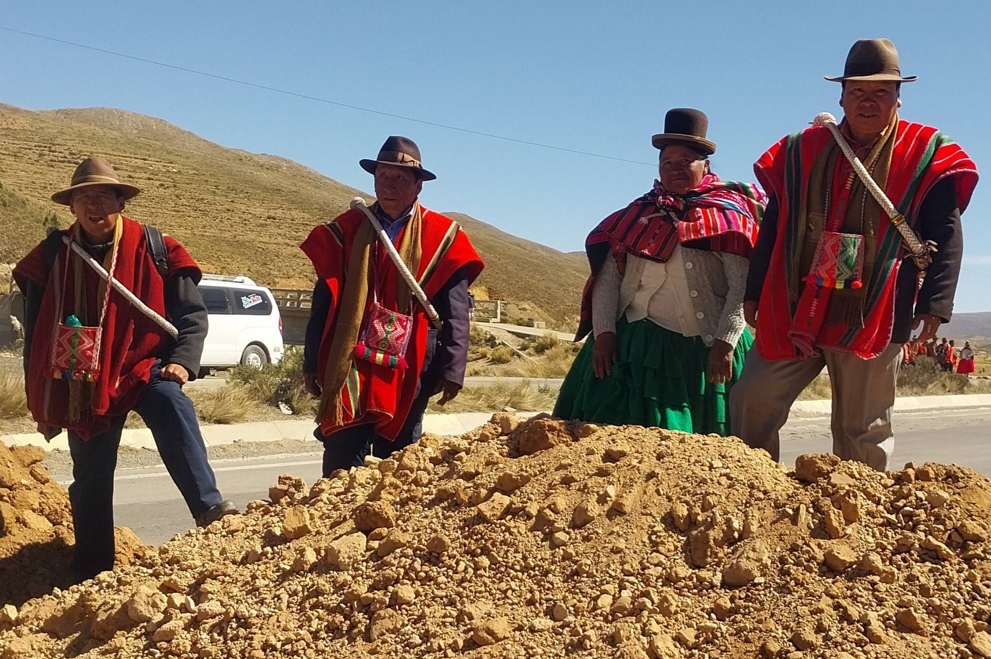 Campesinos endurecen protestas: Bloquean tres rutas a La Paz en apoyo a la COB